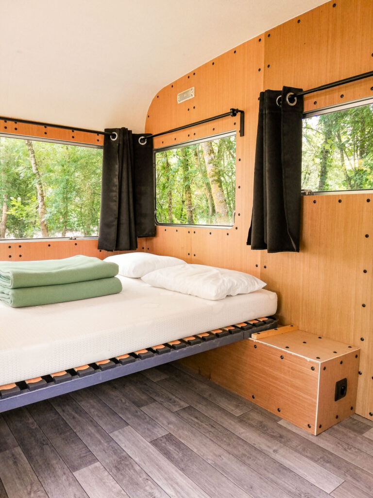 intérieur couchage caravane cara étape insolite la fritillaire