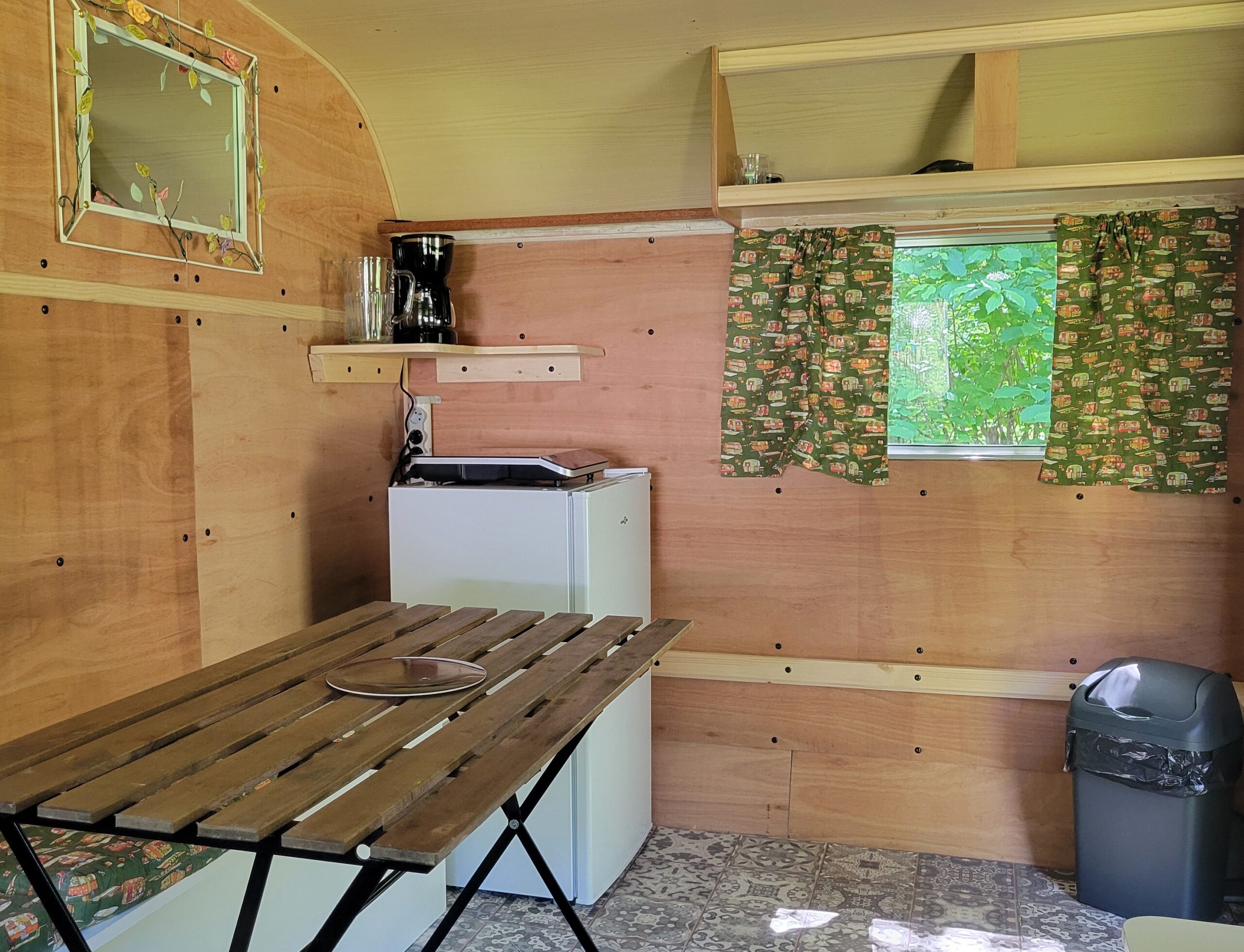 Espace cuisine de la CaraTrek1 au Camping la Fritillaire