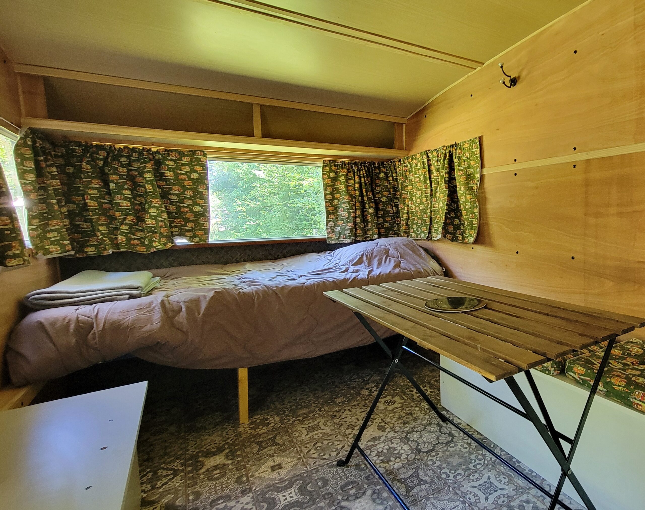 Espace nuit de la caravane CaraTrek1 au camping la Fritillaire